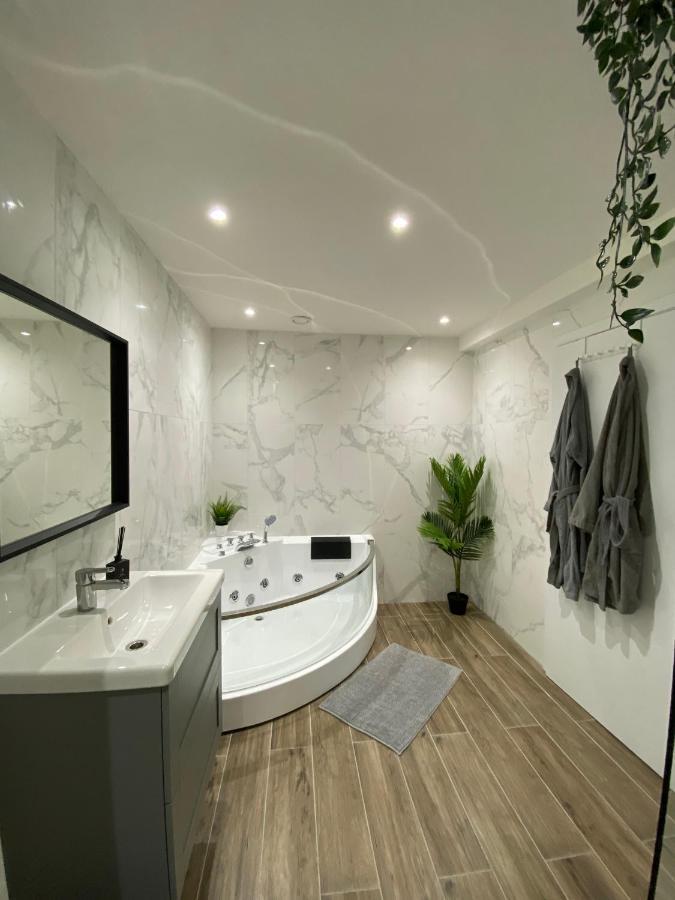 Capsule Groovy-Jacuzzi-Sauna-Billard-Netflix- Nintendo Switch & Jeux Mons Bagian luar foto