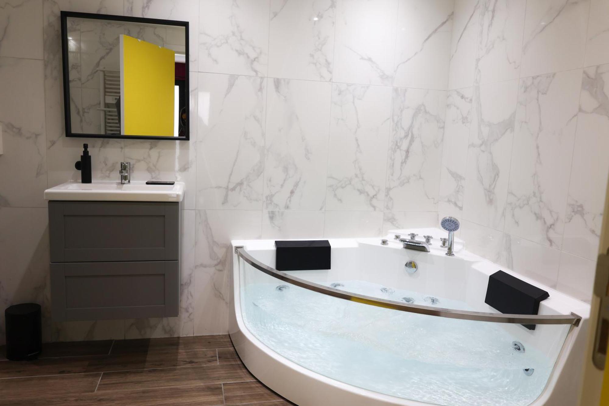 Capsule Groovy-Jacuzzi-Sauna-Billard-Netflix- Nintendo Switch & Jeux Mons Bagian luar foto